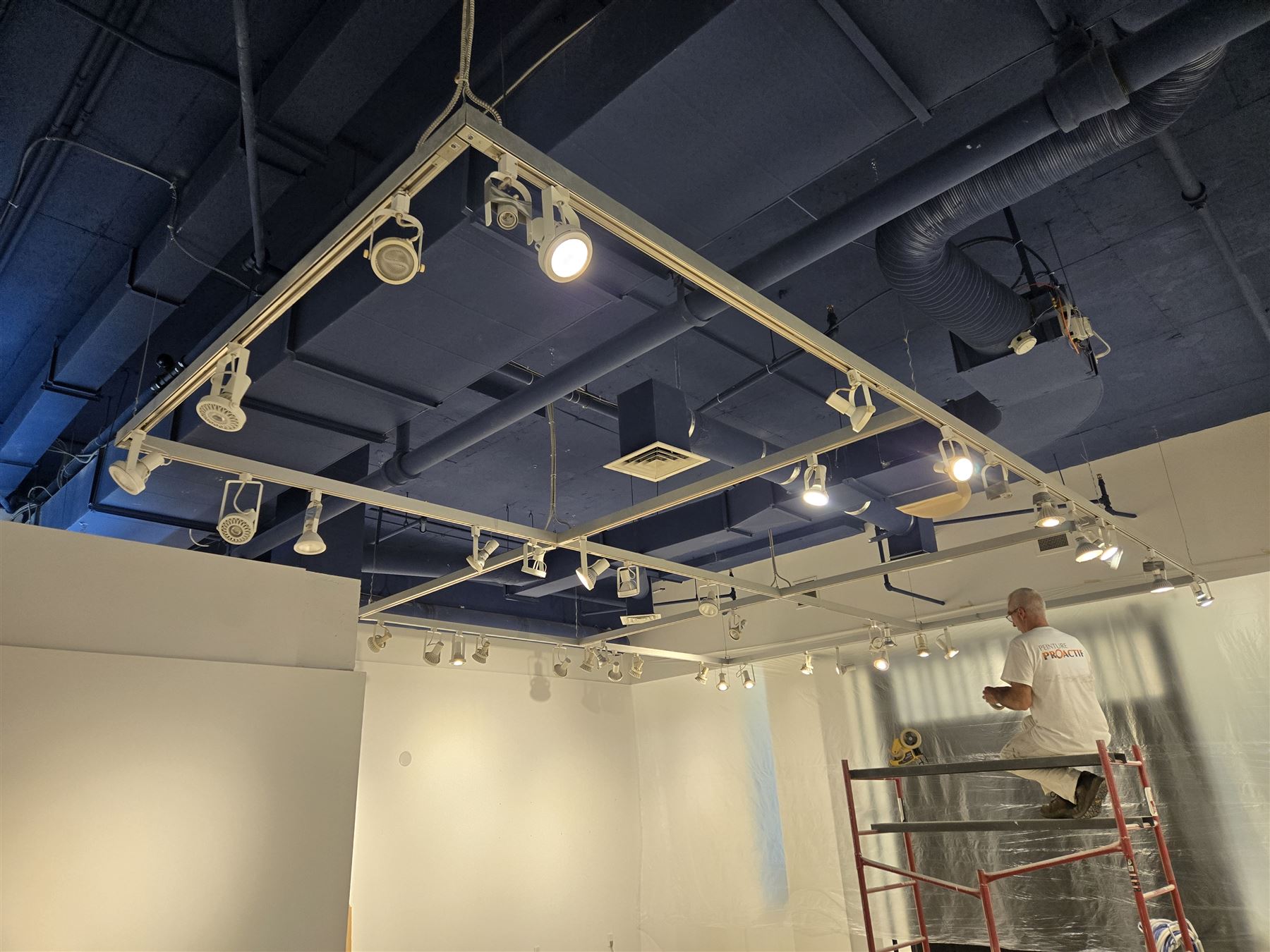Peinture commerciale — local en rénovation