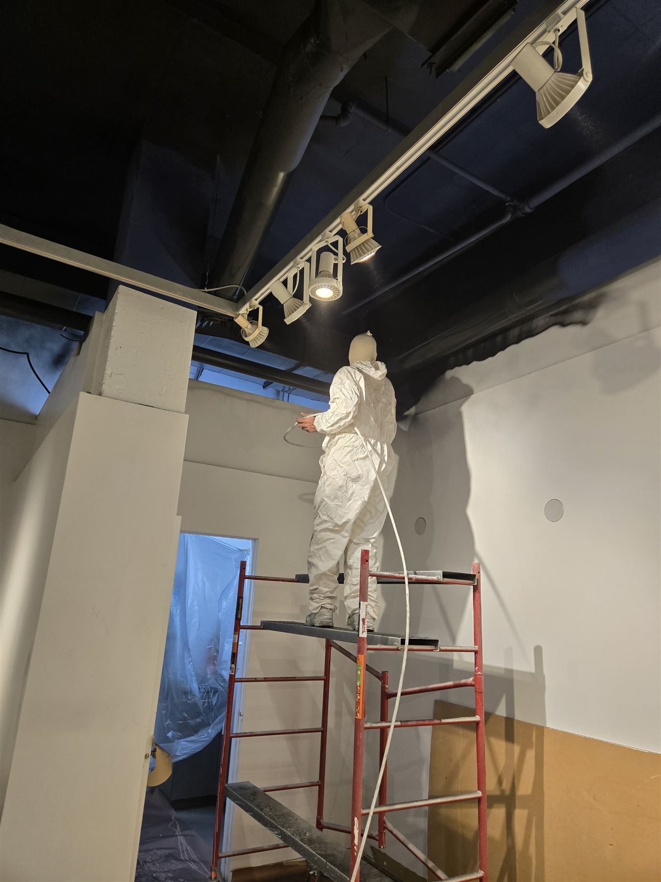 Peintre au travail en hauteur