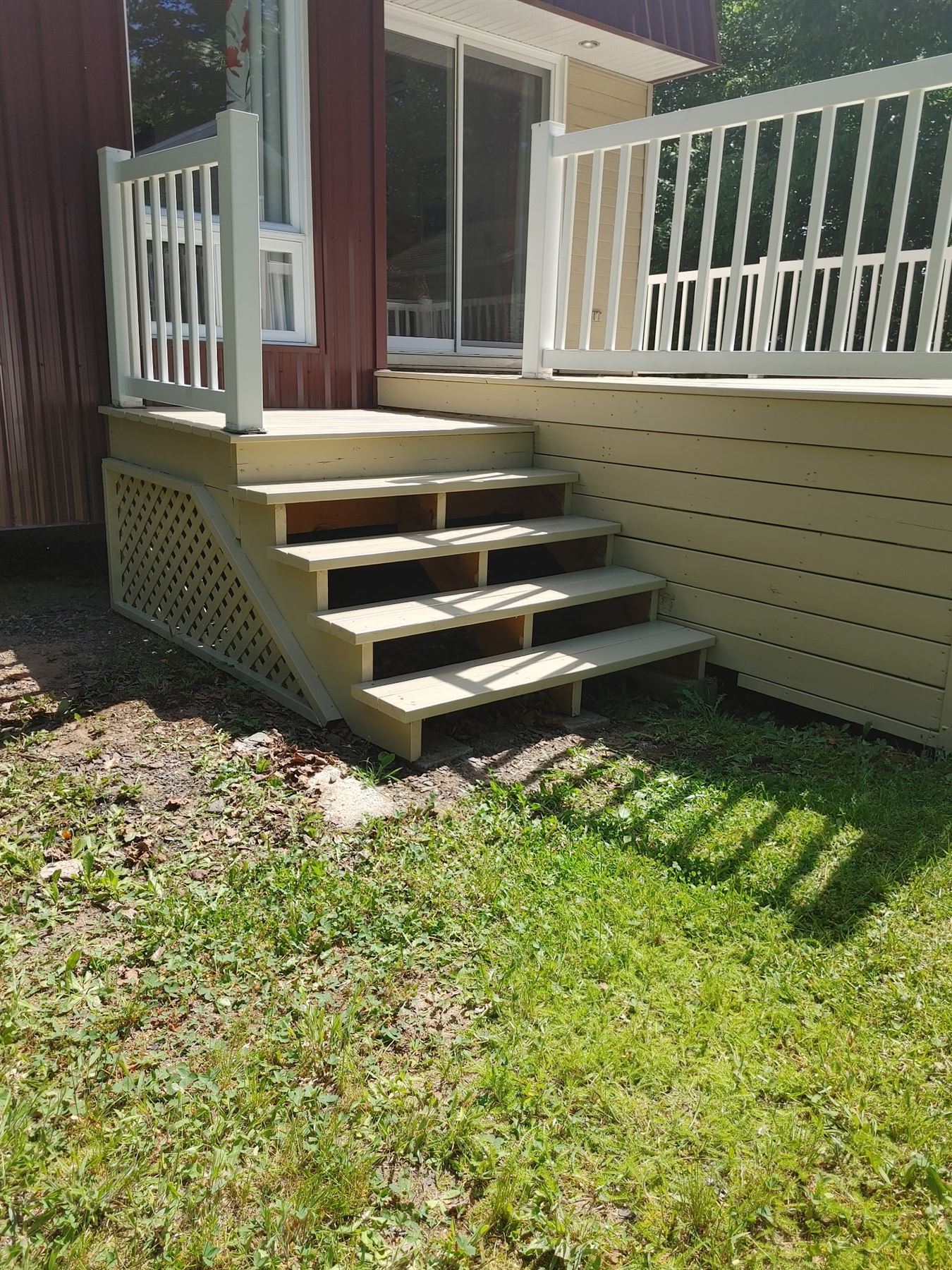 Escalier de patio après les travaux de peinture