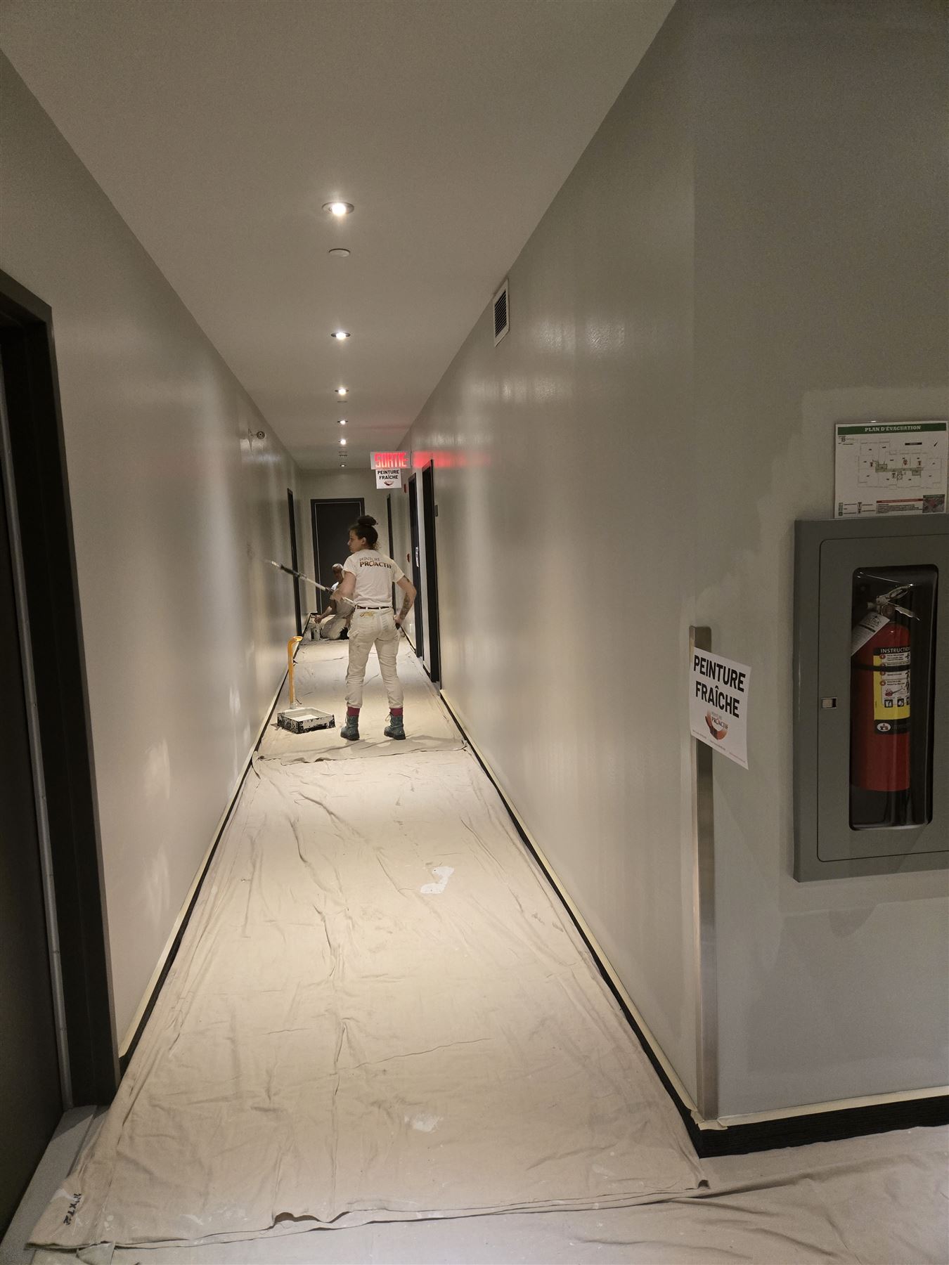 Peintre Proactif au travail dans un couloir résidentiel